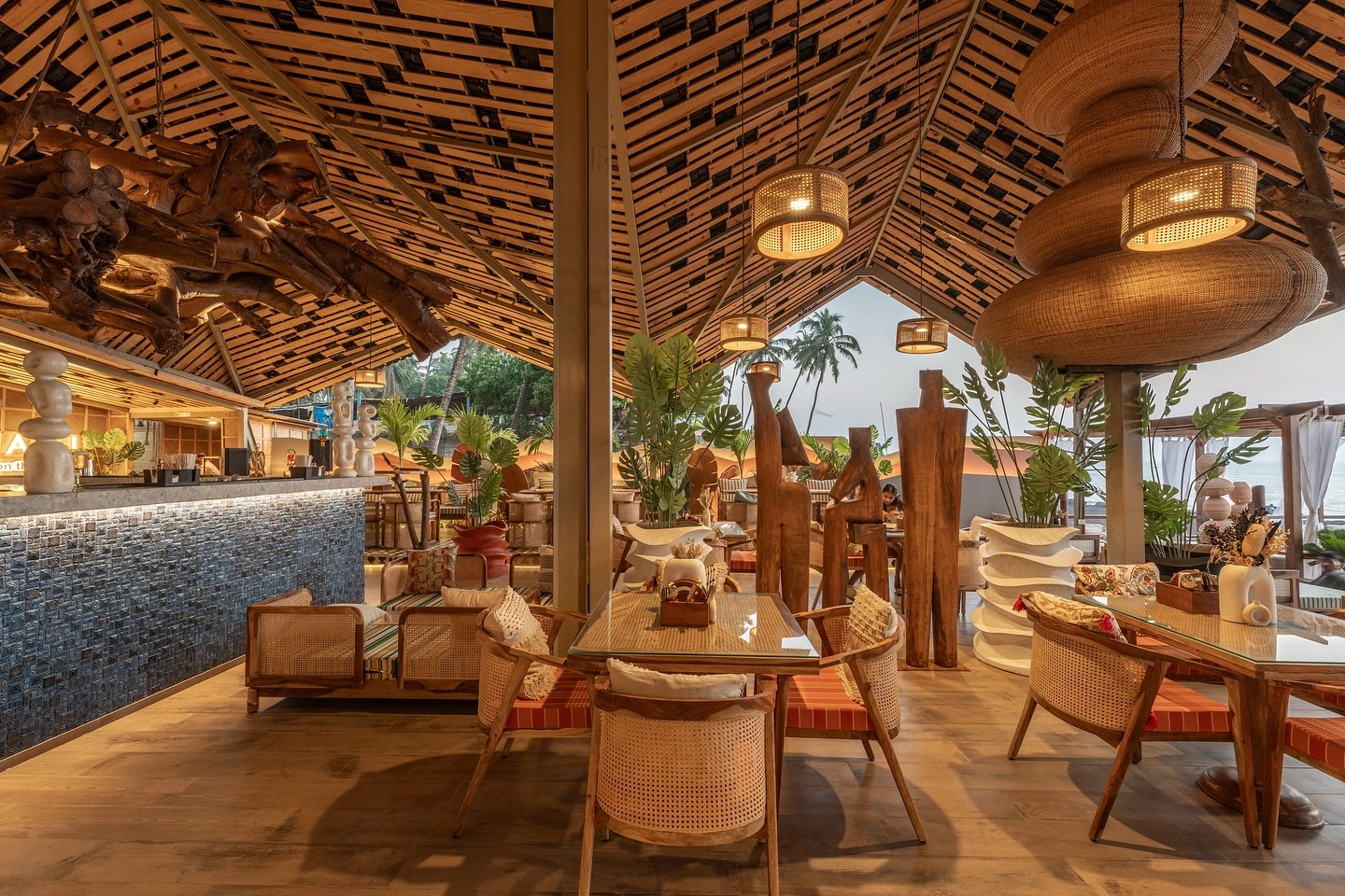 Makani beachfront dining